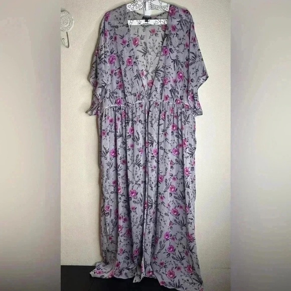 Sold Torrid Grey Floral Lurex Duster Kimono size 3X/4X - Picture 2 of 4